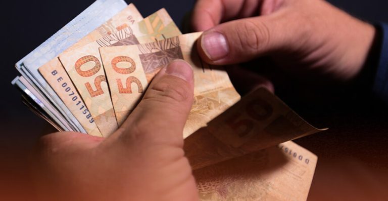 Uso do 13º salário para quitar parcelas e antecipar financiamentos ganha força entre compradores de imóveis populares