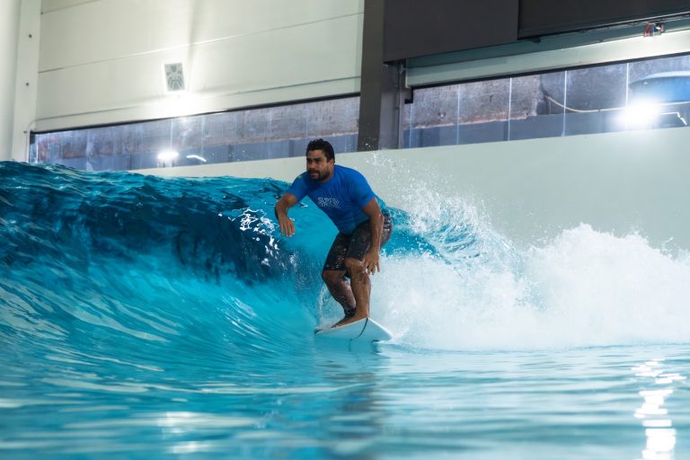 Surf Center Curitiba recebe patrocínio da Ademicon e reforça expansão do clube wellness de surf no Brasil