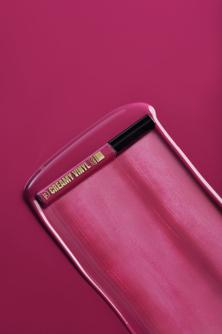 Batom à prova de folia: Avon une toque de brilho e fixação no novo Power Stay Creamy Vinyl