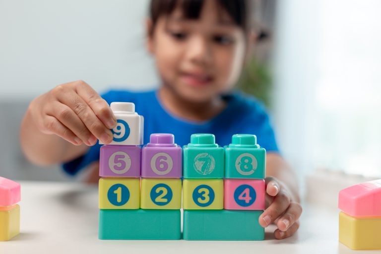 Muito além das letras: alfabetização matemática é determinante para futuro das crianças, apontam estudos