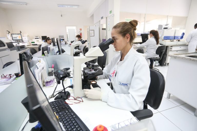 Março amarelo: exames laboratoriais são aliados no diagnóstico precoce de endometriose, SOP e desequilíbrios hormonais