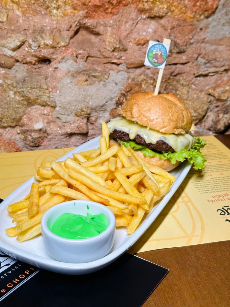 Quintal do Monge celebra St. Patrick com promoções especiais e show de Dandones