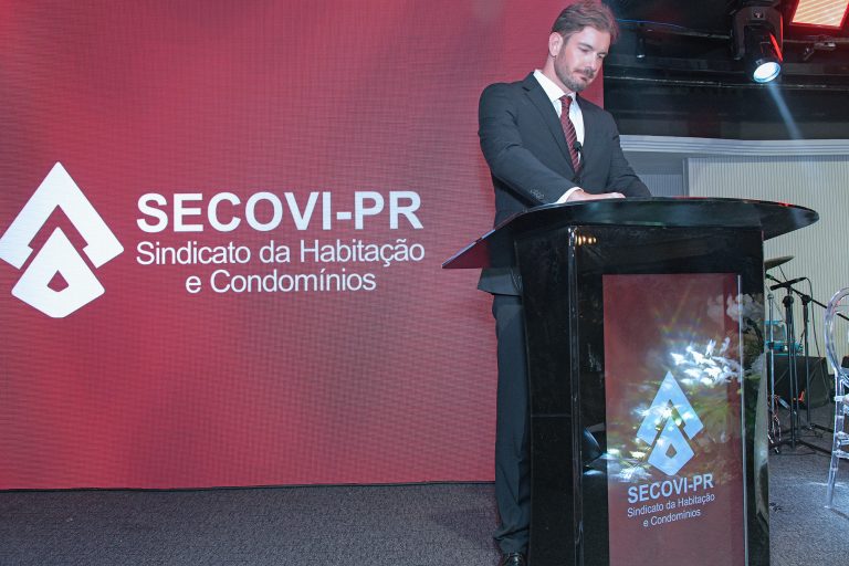 Carlos Tavarnaro assume presidência do Secovi-PR em cerimônia no Clube Curitibano