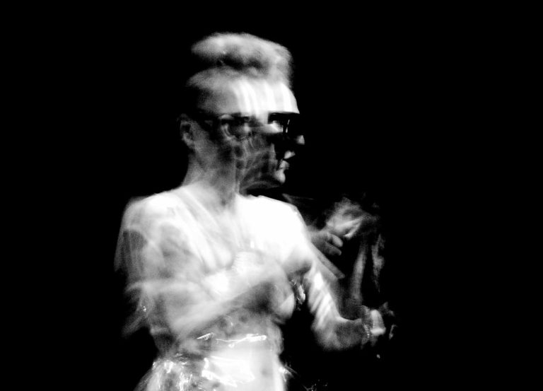 Solo ‘Hiperfabulária Tropical’ retorna a Curitiba com proposta radical