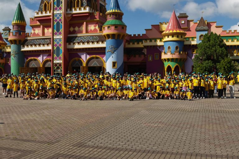 Postos Pelanda levam 150 crianças e famílias ao Beto Carrero World em ação que incentiva educação