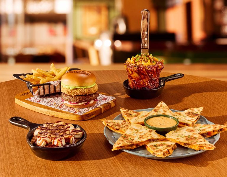 Outback atende pedidos dos consumidores e traz clássicos de volta em campanha com Dani Calabresa