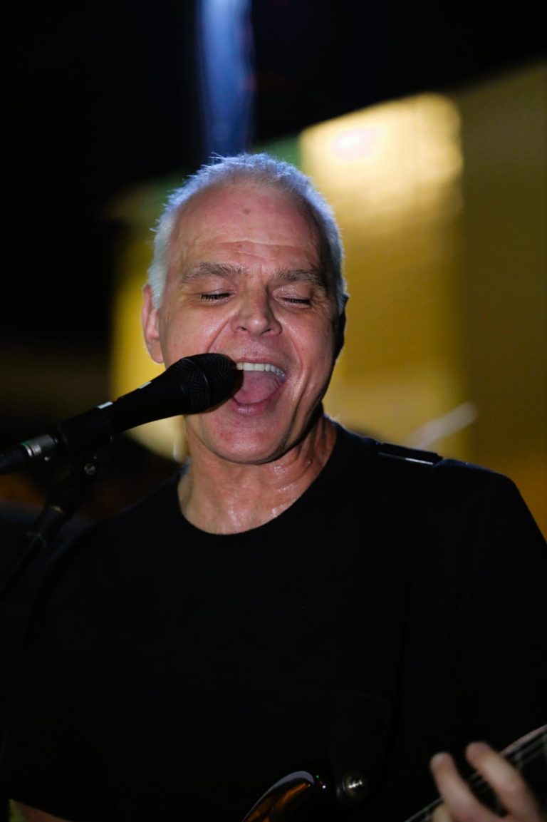 Quinta-feira no Quintal do Monge: Kadu Lambach, ex-Legião Urbana, embala a noite com pop rock e promoção de chopp