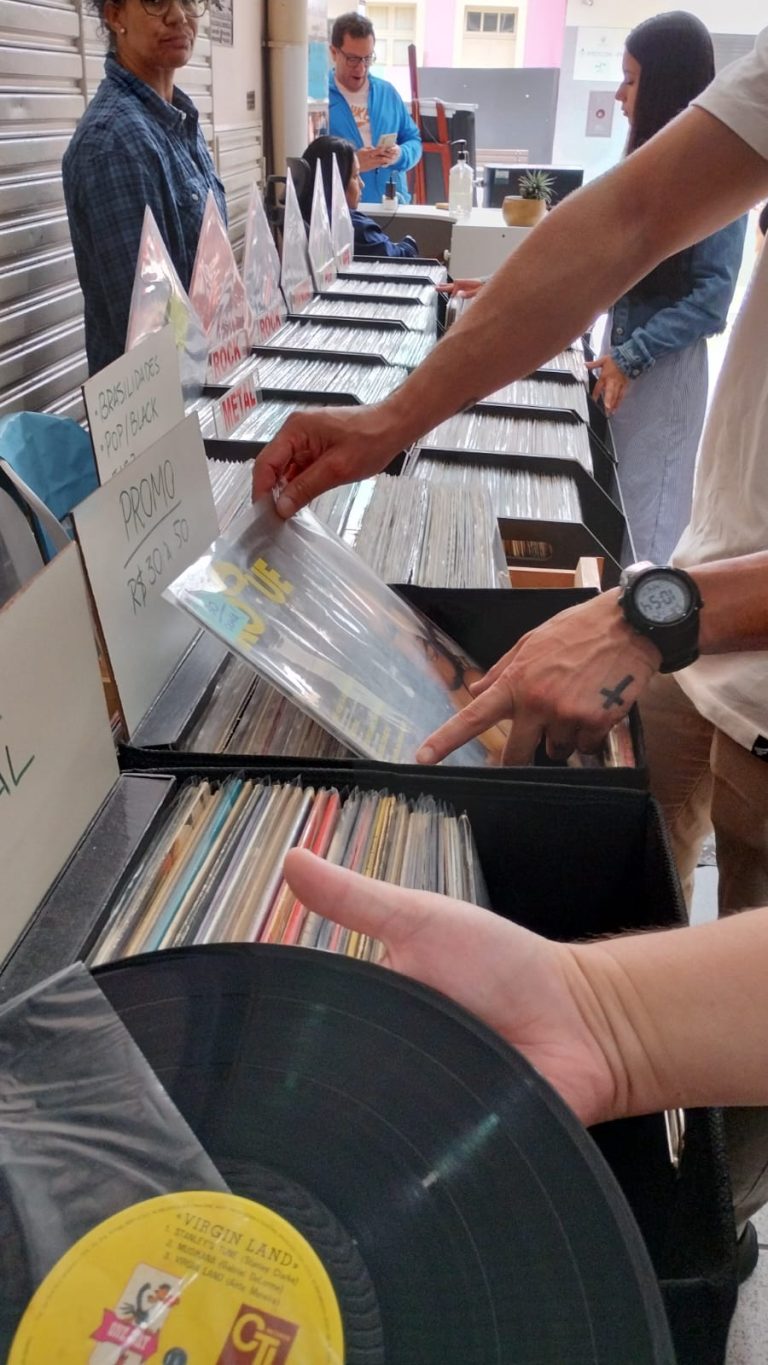 Feira de Vinil volta ao Shopping Crystal nos dias 11 e 12 de abril com mais de 5 mil discos
