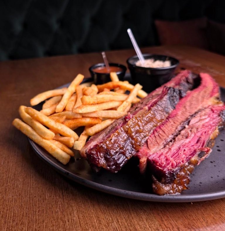 Eagle BBQ & Burger aposta no churrasco texano com carnes defumadas de verdade em Curitiba