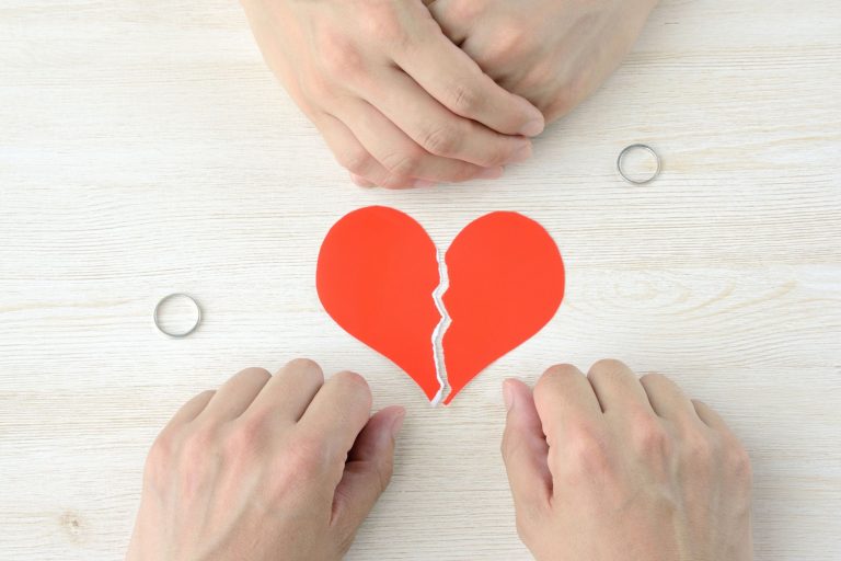 45 anos após a Lei do Divórcio, brasileiros ainda enfrentam barreiras para oficializar separação e recorrem a soluções digitais