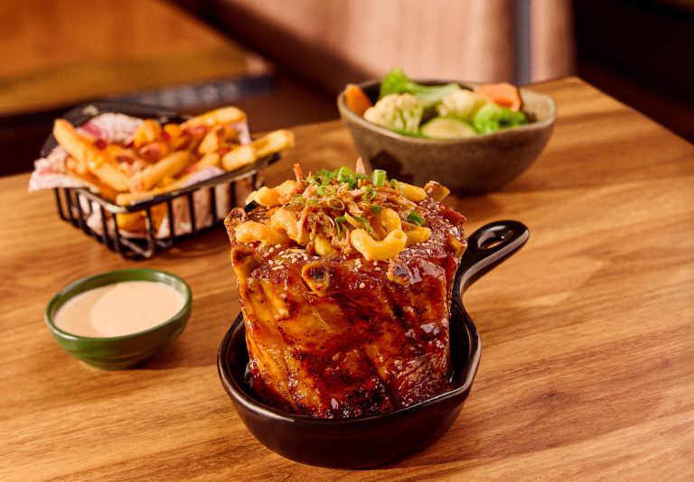 Outback oferece bebida refil gratuita na compra da Ribs Rocker Crown por tempo limitado