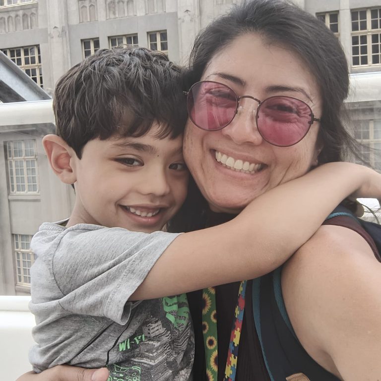 Como mães de filhos neurodivergentes negociam sua permanência no mercado de trabalho