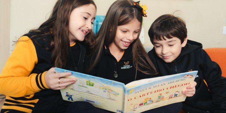 Mais livros, menos telas: 10 motivos para incentivar a leitura de crianças e adolescentes