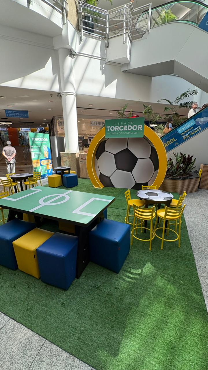 Shopping Jardim das Américas entra no clima do mundial com Espaço Torcedor para troca de figurinhas