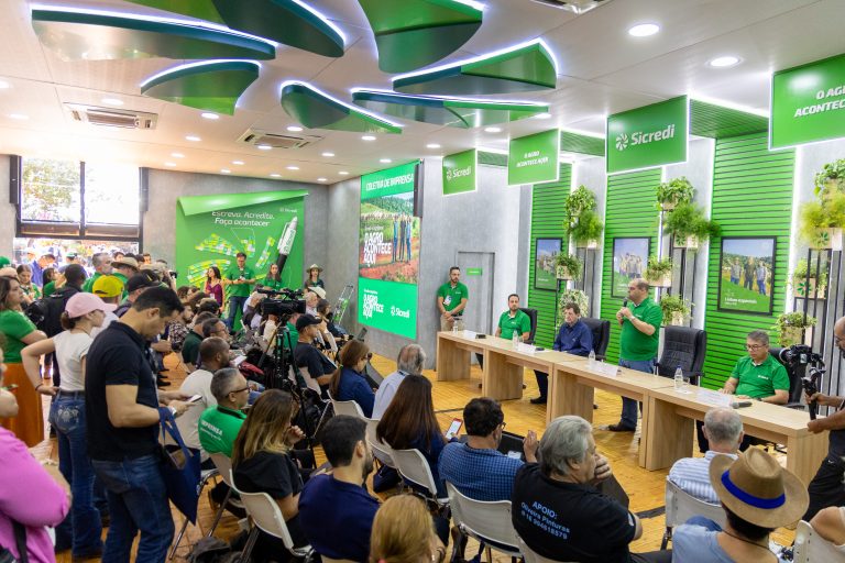 Sicredi reforça protagonismo na Agrishow 2026 como maior financiador privado do agronegócio brasileiro