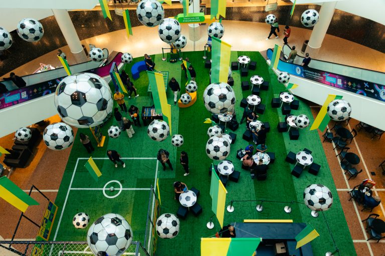 Palladium Curitiba inaugura programação especial da Copa do Mundo com maior arena de troca de figurinhas da cidade