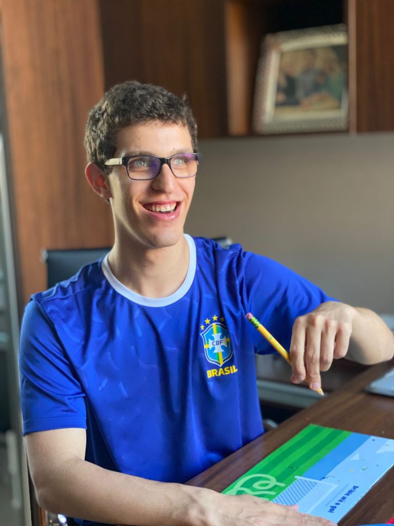 Álbum da Copa do Bukinho é relançado em 2026 com concurso criativo para crianças e adolescentes neurodivergentes
