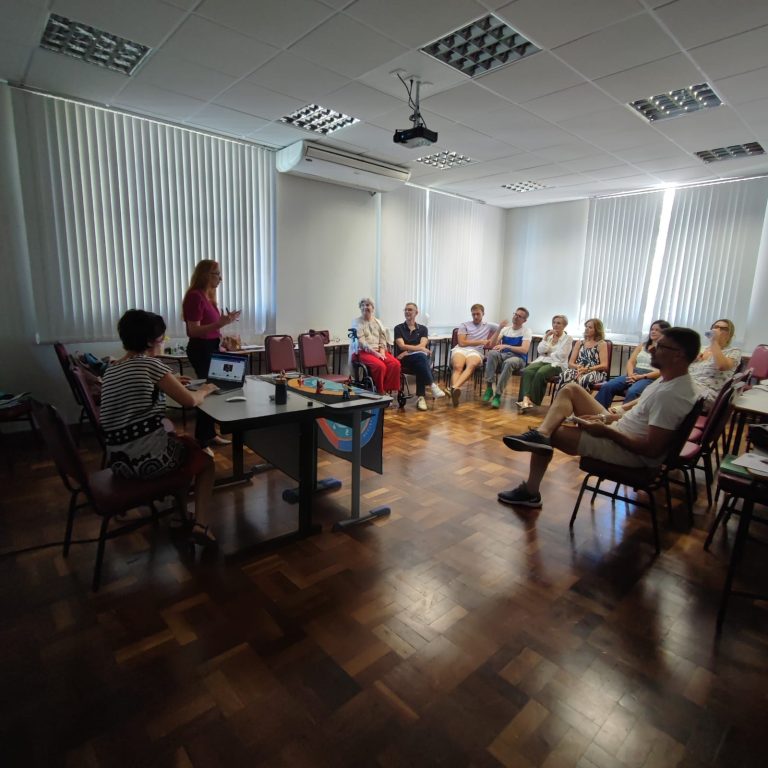 Encontro voltado ao autoconhecimento convida participantes a rever padrões e ampliar consciência emocional