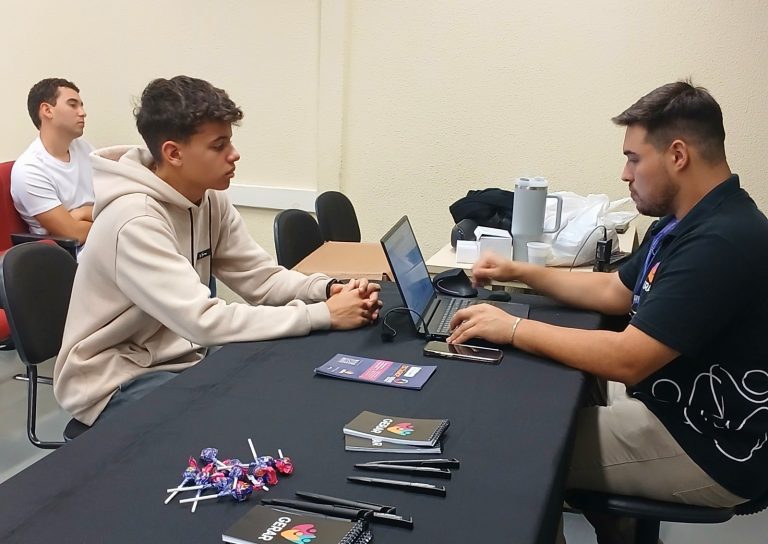 Mega Feira da GERAR oferece mais de 300 oportunidades para jovens ingressarem no mercado de trabalho em Curitiba