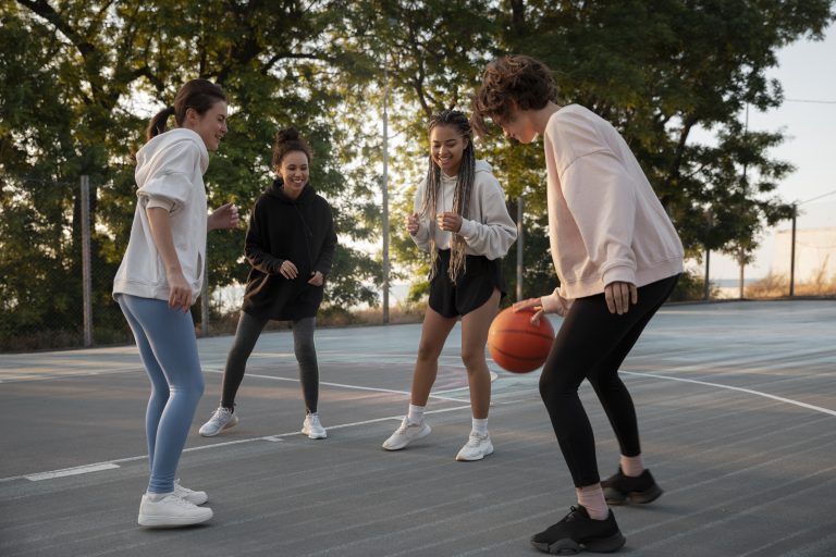 Por que brincar continua sendo essencial na adolescência?
