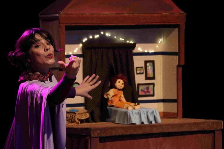 Maratona cultural leva contos populares e teatro de bonecos a escolas públicas de Curitiba