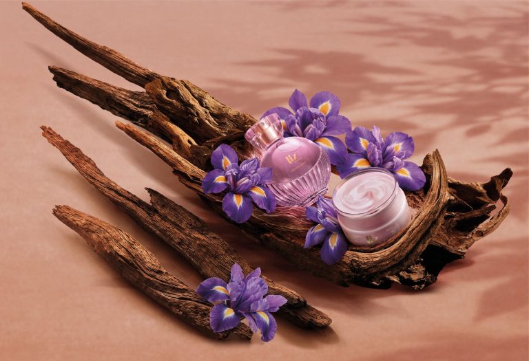 Com ingrediente raro da perfumaria internacional, O Boticário redefine o amadeirado feminino no lançamento de Liz D’Essence