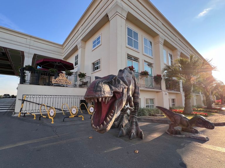 Dinossauros gigantes, oficinas e sobremesa temática transformam férias de julho no Família Madalosso