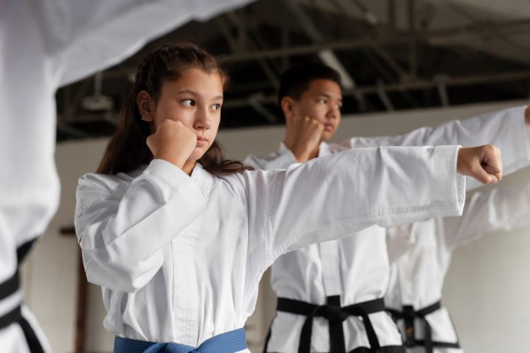 Projeto social abre inscrições gratuitas para aulas de jiu-jítsu e karatê para crianças e adolescentes no Paraná