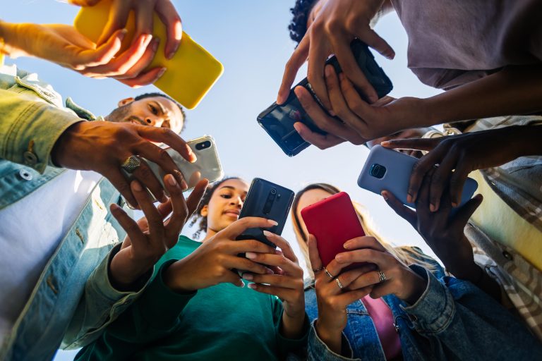 Nomofobia e text neck figuram entre as novas ‘síndromes’ da era digital, alertam especialistas