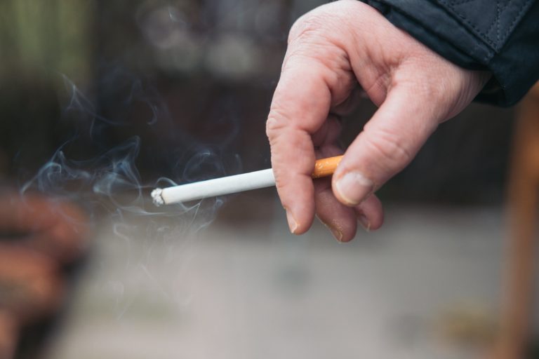 Dia Nacional de Combate ao Fumo: 6 sinais na saúde bucal que fumantes não devem ignorar