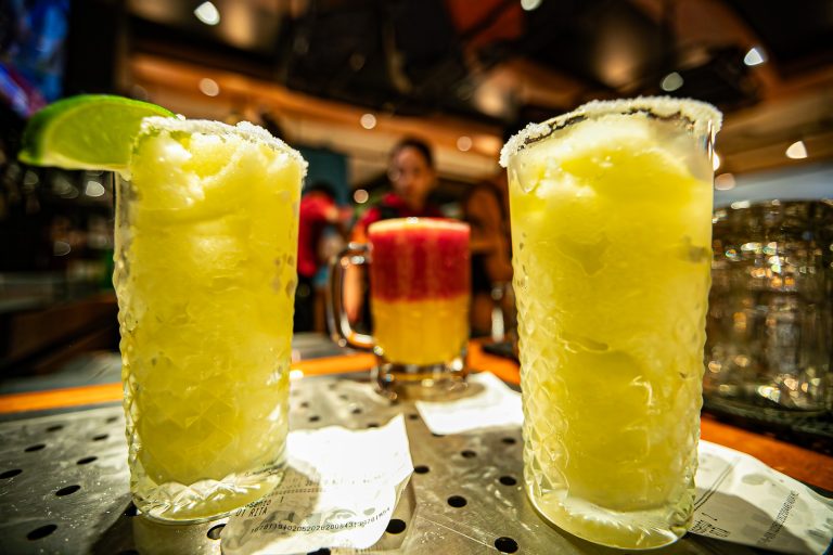 Billabong Hour movimenta fins de tarde com bebidas pela metade do preço no Outback em Curitiba