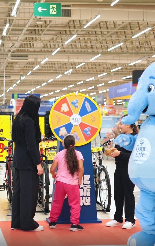 Ação da Font Life levou diversão e hidratação para crianças no Carrefour Parolin 