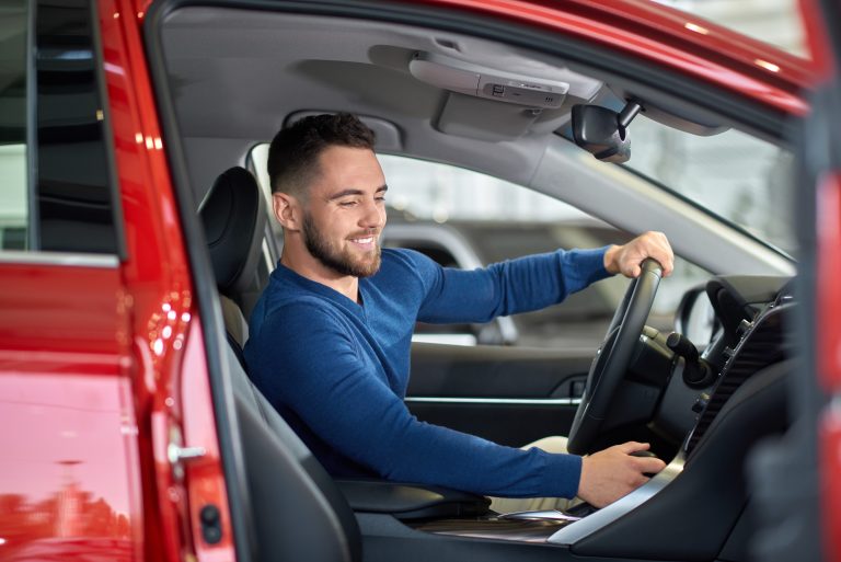 Direção segura começa antes de ligar o carro: ergonomia pode reduzir fadiga e riscos na condução