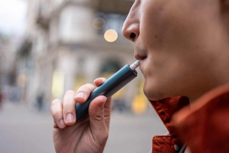 Uso de cigarro eletrônico entre jovens acende alerta para aumento futuro de câncer de boca