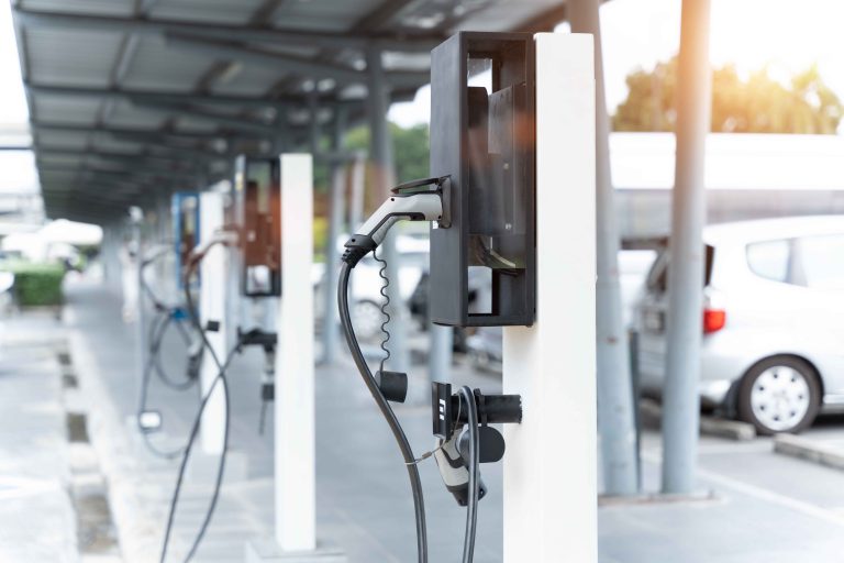 Expansão da rede de eletropostos impulsiona viagens com veículos elétricos no Brasil
