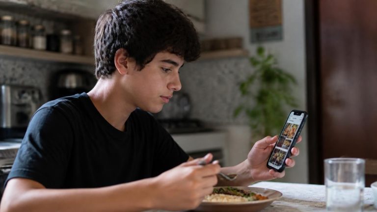 TikTok entra na relação dos adolescentes com a comida, aponta estudo