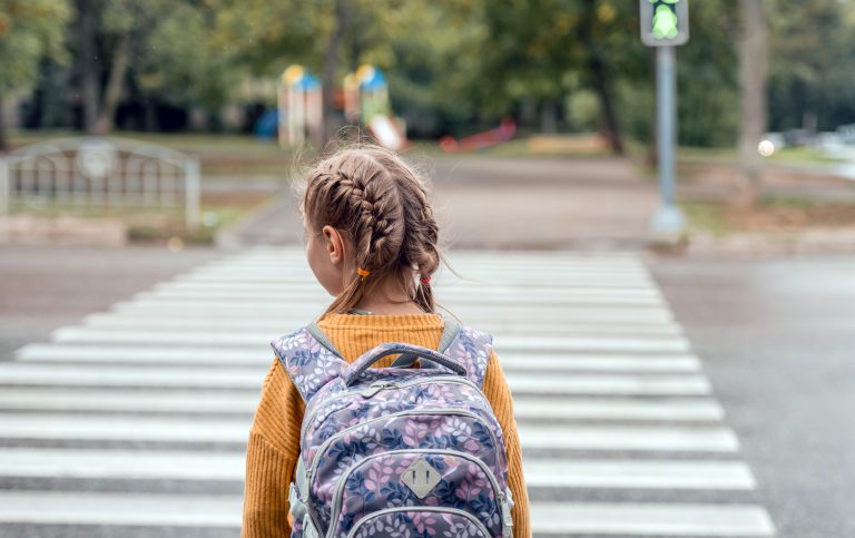 Crianças aprendem regras de trânsito em uma “mini cidade” montada dentro da escola