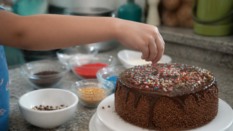 No Mês da Confeitaria, crianças aprendem a rechear e decorar o próprio mini bolo