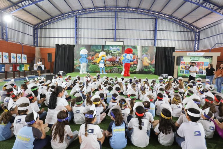 Sicredi e Smurfs transformam sustentabilidade em experiência para crianças em parceria inédita no Brasil