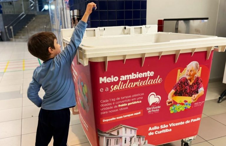 Crianças arrecadam tampinhas para transformar reciclagem em solidariedade em Curitiba