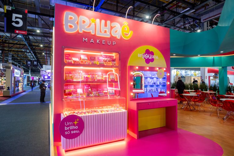 Nova marca Brilhaê estreia na Beauty Fair com produtos que unem maquiagem e papelaria