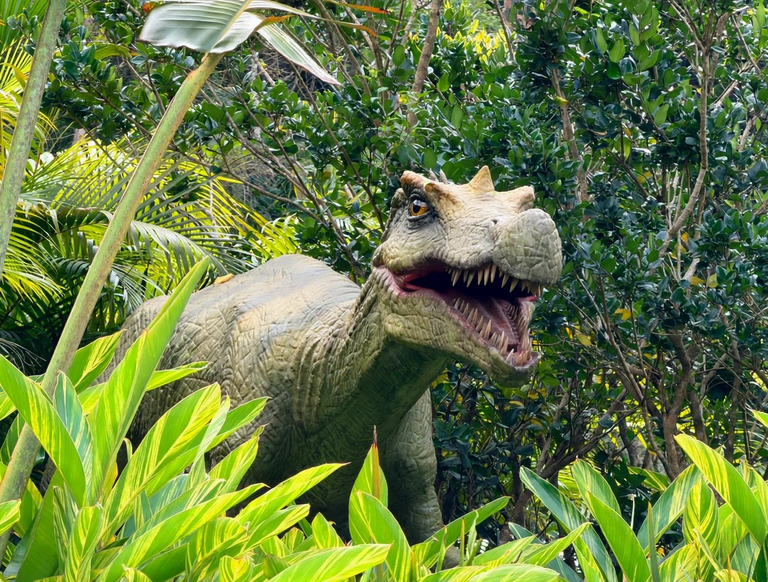 Fóssil de dinossauro que será devolvido ao Brasil tem réplica em parque de SC
