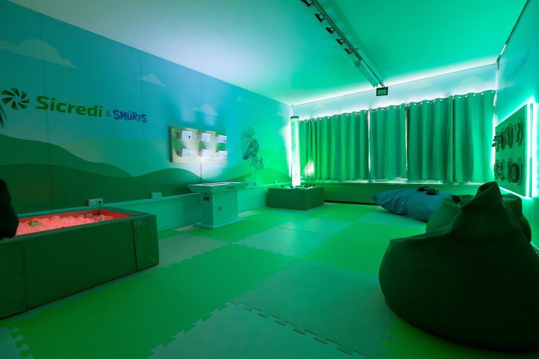 APAE de Pinhais (PR) ganha sala sensorial inspirada nos Smurfs