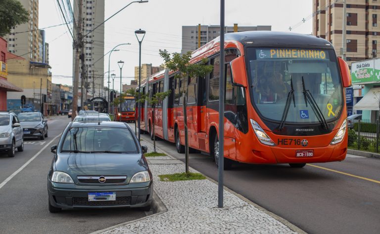 Acidentes envolvendo ônibus e problemas apontados em auditorias ampliam debate sobre segurança do transporte no Paraná
